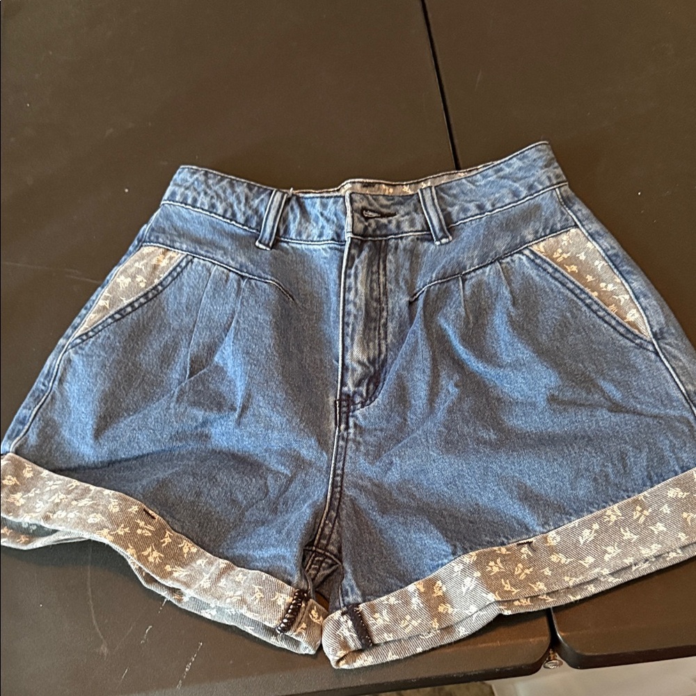 Easel Denim Shorts with Patterned Cuffs - Picture 6 of 6